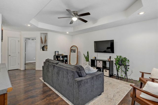 1039 E Caravan Street, Springfield, MO 65803