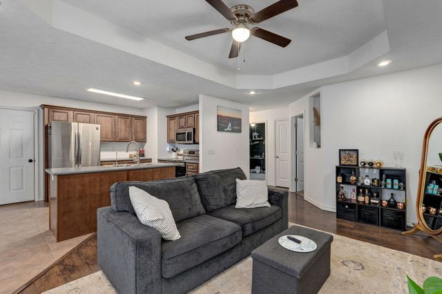 1039 E Caravan Street, Springfield, MO 65803