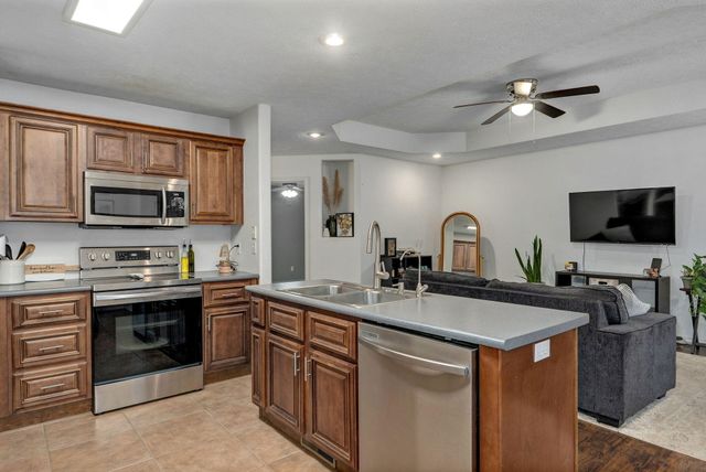 1039 E Caravan Street, Springfield, MO 65803