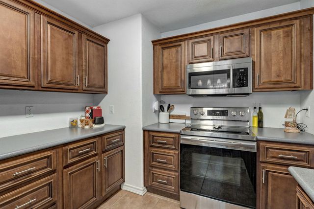 1039 E Caravan Street, Springfield, MO 65803