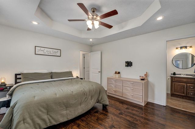 1039 E Caravan Street, Springfield, MO 65803