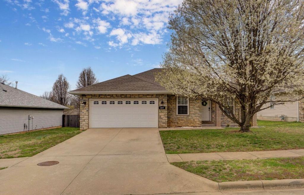 1039 E Caravan Street, Springfield, MO 65803