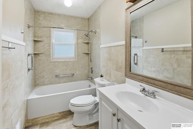 4864 Saratoga Street, Omaha, NE 68104