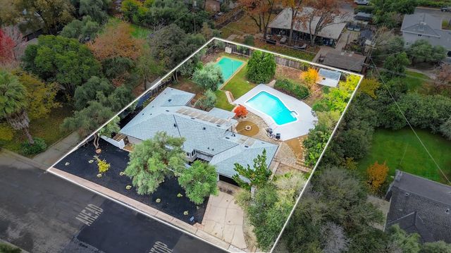 8200 Shangrila Dr, Fair Oaks, CA 95628