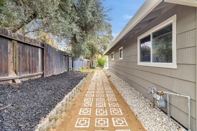 8200 Shangrila Dr, Fair Oaks, CA 95628