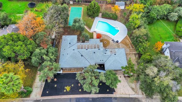 8200 Shangrila Dr, Fair Oaks, CA 95628