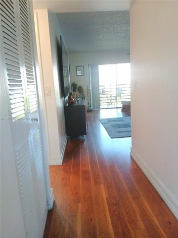 10442 Sunrise Lakes Boulevard 203, Sunrise, FL 33322