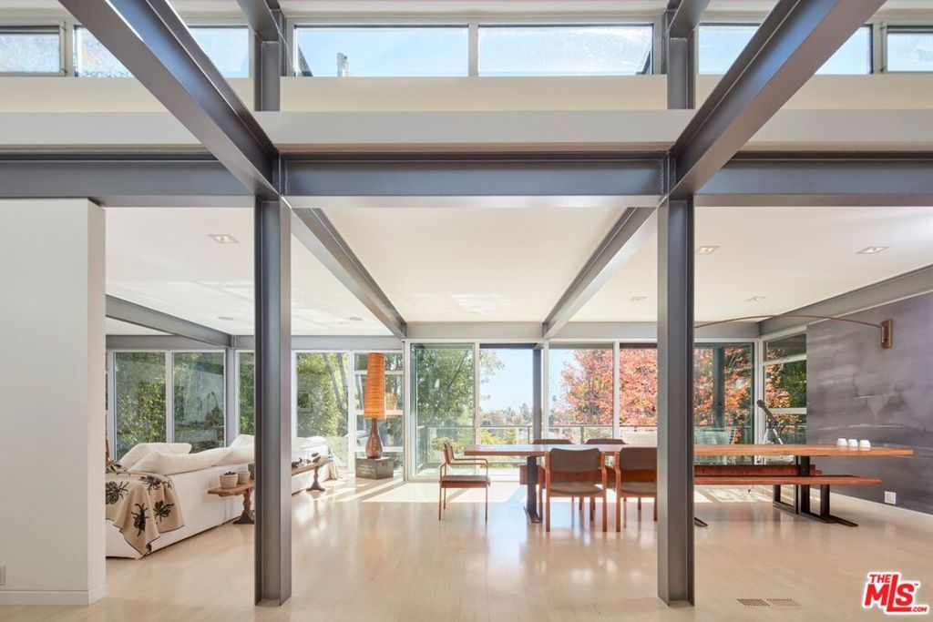 Image 3 of property listing at 15960 Alcima Avenue, Pacific Palisades, CA 90272