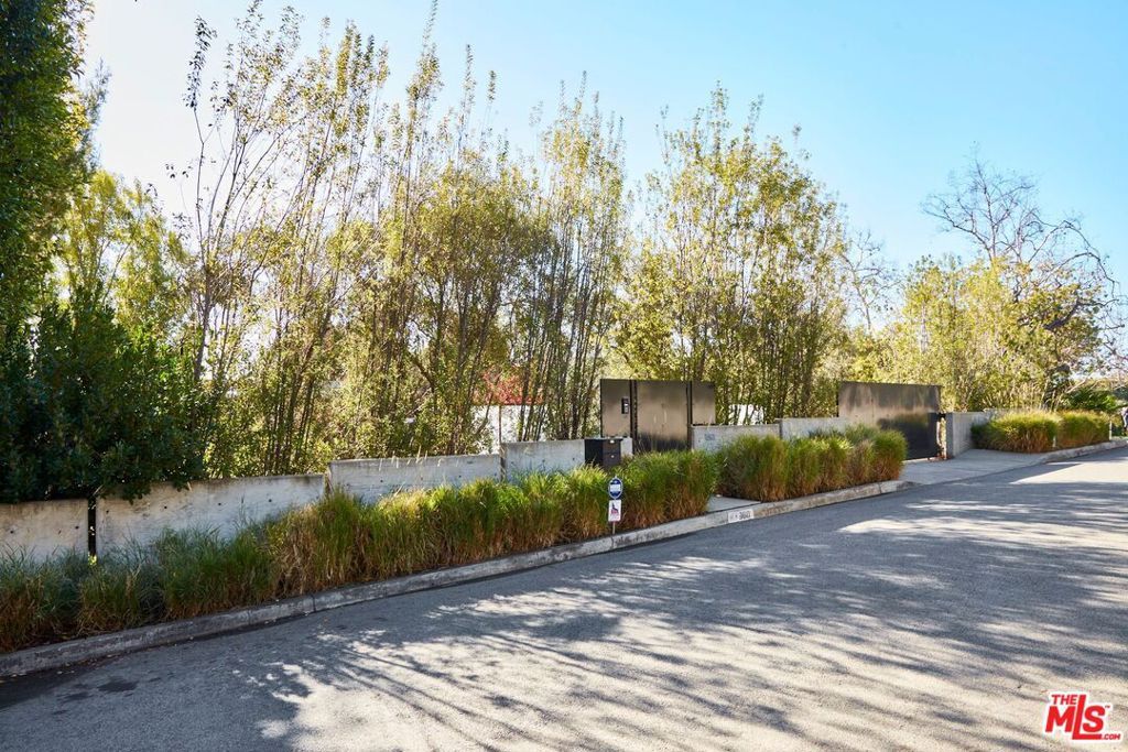 Image 9 of property listing at 15960 Alcima Avenue, Pacific Palisades, CA 90272