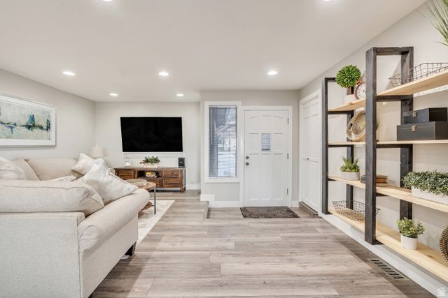 9926 S LANNAE DR, Sandy, UT 84094