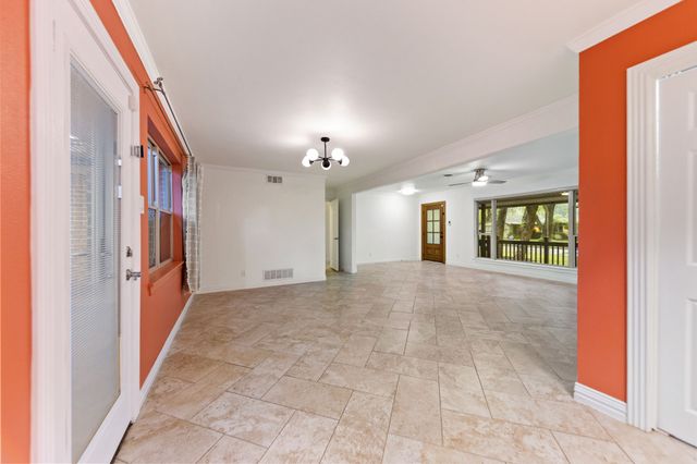 819 Del Mar Lane, Arlington, TX 76012