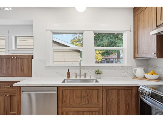 6150 Ne VERA St, Portland, OR 97213