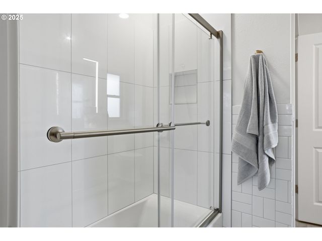 6150 Ne VERA St, Portland, OR 97213