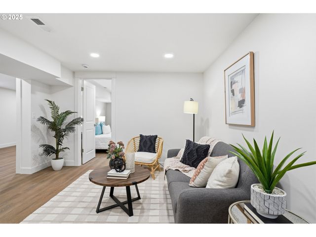 6150 Ne VERA St, Portland, OR 97213