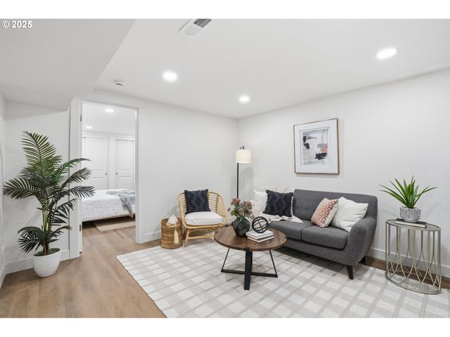 6150 Ne VERA St, Portland, OR 97213