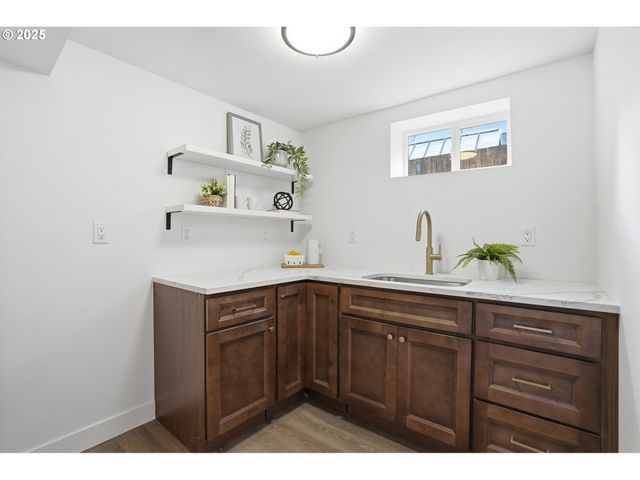 6150 Ne VERA St, Portland, OR 97213