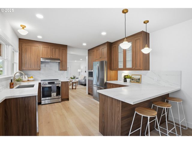 6150 Ne VERA St, Portland, OR 97213