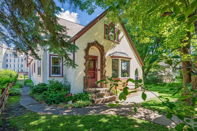 1589 Hollywood Court, Falcon Heights, MN 55108