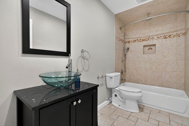 26 Breakwater Dr 26, Chelsea, MA 02150