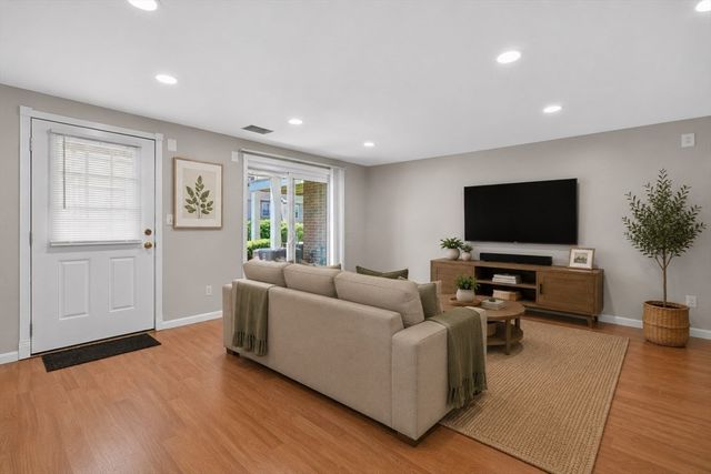 26 Breakwater Dr 26, Chelsea, MA 02150