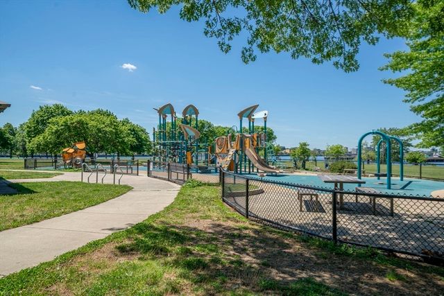 26 Breakwater Dr 26, Chelsea, MA 02150