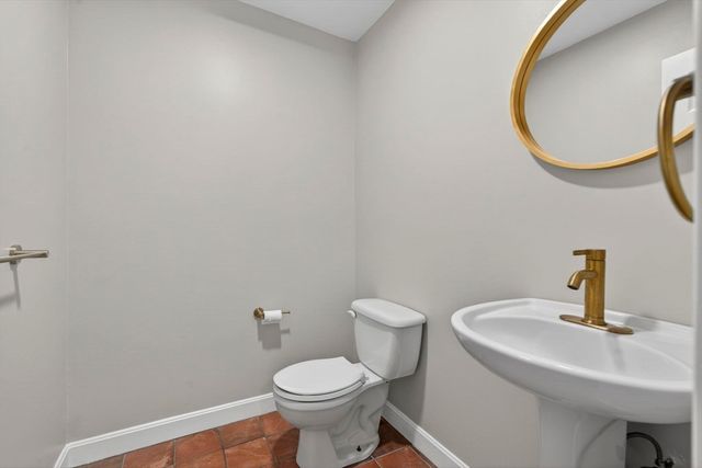 26 Breakwater Dr 26, Chelsea, MA 02150