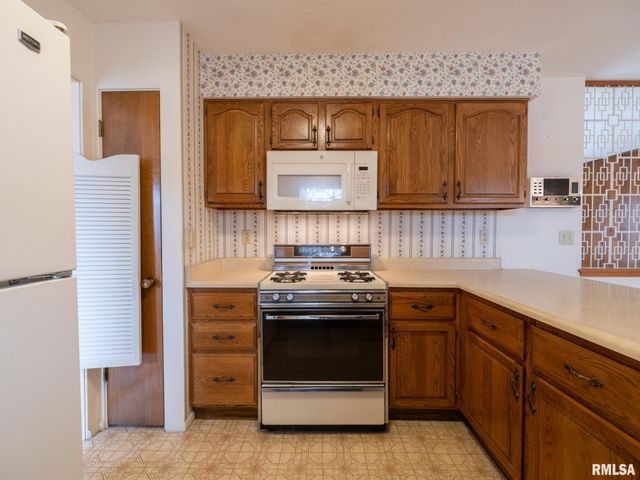 1903 Saint Clair Drive, Pekin, IL 61554