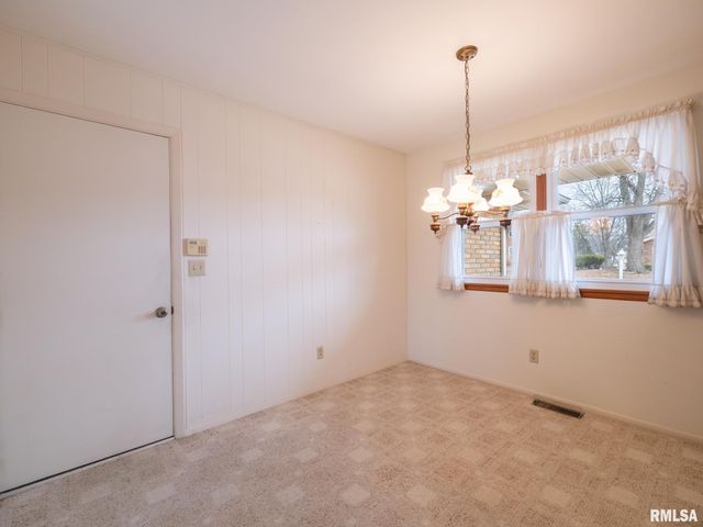 1903 Saint Clair Drive, Pekin, IL 61554