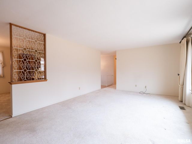 1903 Saint Clair Drive, Pekin, IL 61554