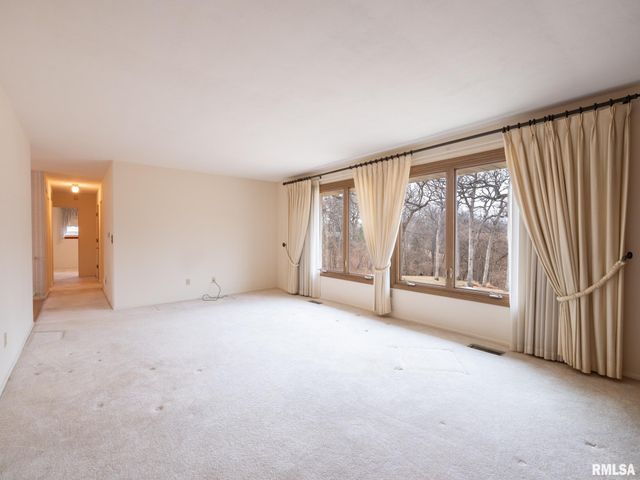 1903 Saint Clair Drive, Pekin, IL 61554