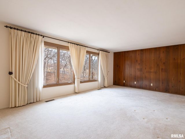 1903 Saint Clair Drive, Pekin, IL 61554