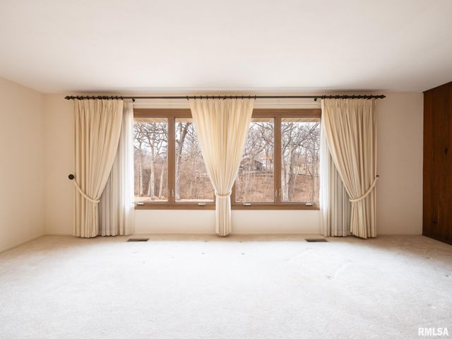 1903 Saint Clair Drive, Pekin, IL 61554