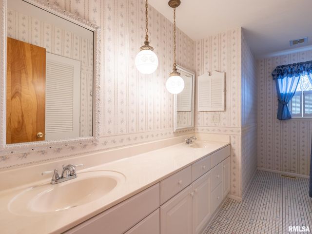 1903 Saint Clair Drive, Pekin, IL 61554