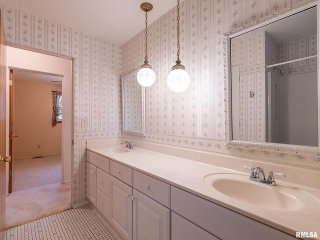 1903 Saint Clair Drive, Pekin, IL 61554