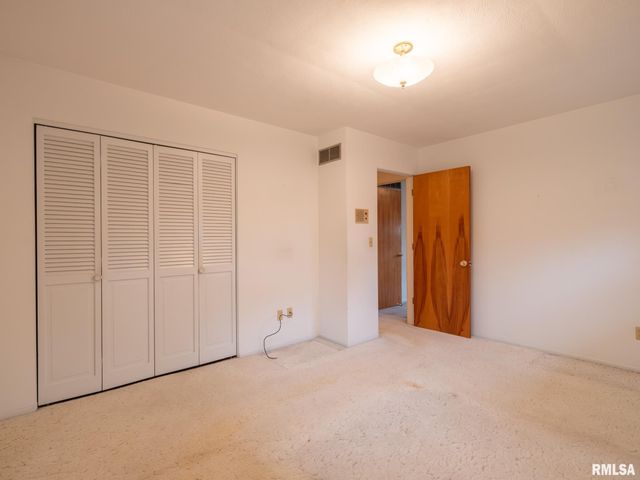 1903 Saint Clair Drive, Pekin, IL 61554