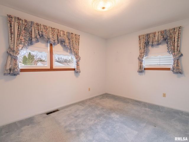 1903 Saint Clair Drive, Pekin, IL 61554