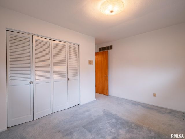 1903 Saint Clair Drive, Pekin, IL 61554