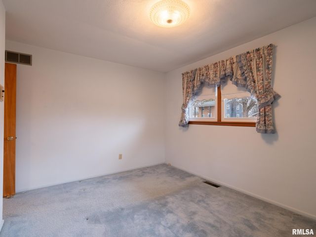 1903 Saint Clair Drive, Pekin, IL 61554