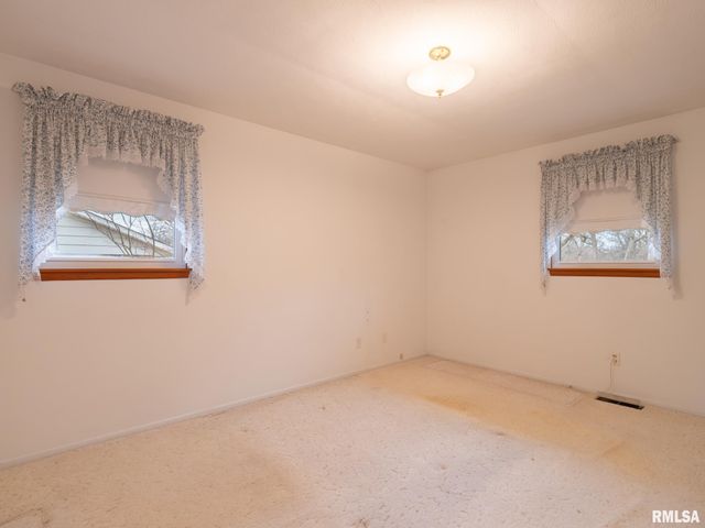 1903 Saint Clair Drive, Pekin, IL 61554