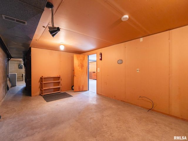 1903 Saint Clair Drive, Pekin, IL 61554