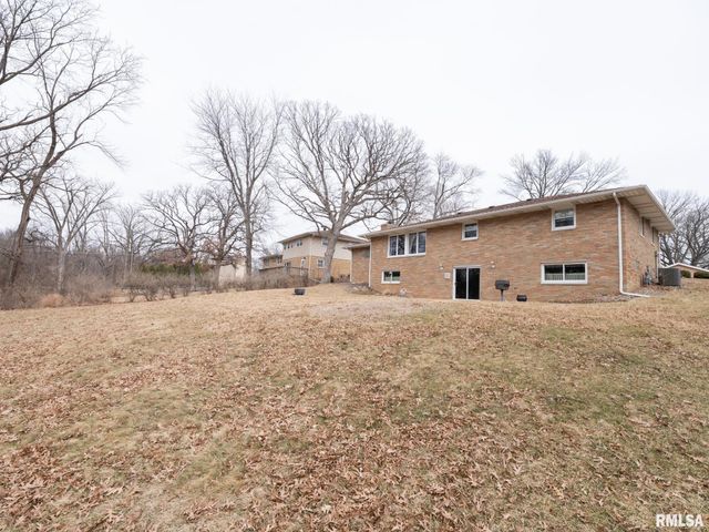 1903 Saint Clair Drive, Pekin, IL 61554