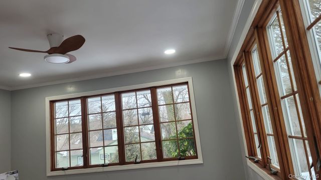 8 Dee Place, Huntington Station, NY 11746