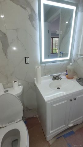 8 Dee Place, Huntington Station, NY 11746