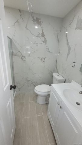 8 Dee Place, Huntington Station, NY 11746