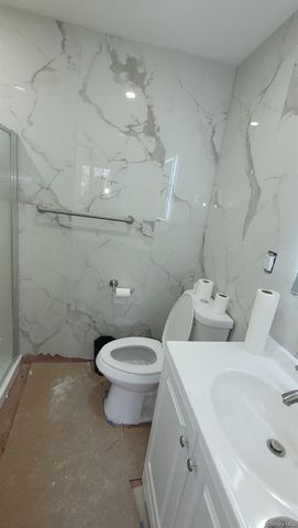 8 Dee Place, Huntington Station, NY 11746