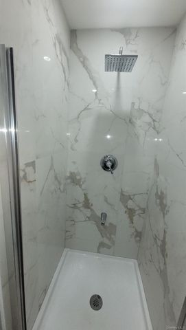 8 Dee Place, Huntington Station, NY 11746