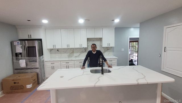 8 Dee Place, Huntington Station, NY 11746