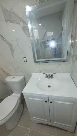 8 Dee Place, Huntington Station, NY 11746