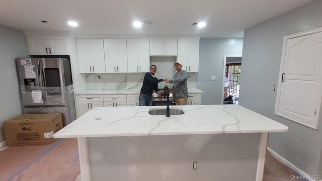 8 Dee Place, Huntington Station, NY 11746