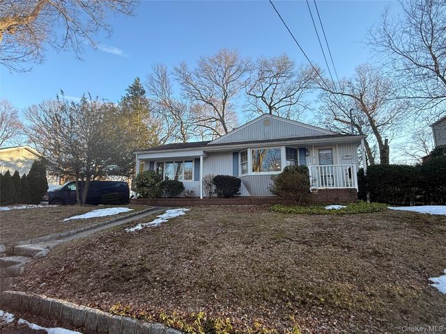 8 Dee Place, Huntington Station, NY 11746